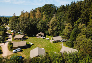 Luftaufnahme des Safari-Zelts Villatent Wood auf Camping Au Clos de La Chaume, umgeben von Wald in Frankreich.