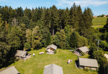 Vue aérienne des tentes safari Villatent Wood au Camping Au Clos de La Chaume, entourées de forêt en France.