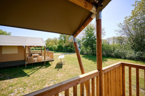 Zicht vanaf het terras van een Villatent Nomad safaritent bij Holiday Resort de Bronzen Emmer, Nederland.