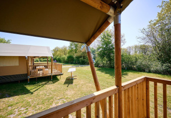 Vue depuis la terrasse d’une tente safari Villatent Nomad au Holiday Resort de Bronzen Emmer, Pays-Bas.