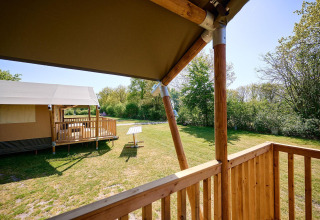 Uitzicht vanaf de veranda van een Villatent Nomad safaritent bij Holiday Resort de Bronzen Emmer, Nederland.