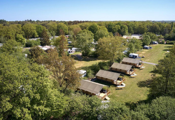 Luchtbeeld van Villatent Nomad safaritenten op vakantiepark de Bronzen Emmer, Nederland, omringd door natuur.