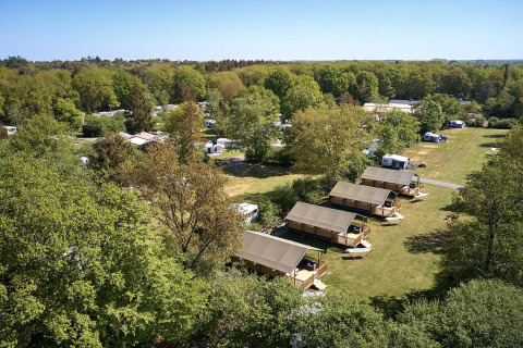 Luchtbeeld van Villatent Nomad safaritenten op vakantiepark de Bronzen Emmer, Nederland, omringd door natuur.
