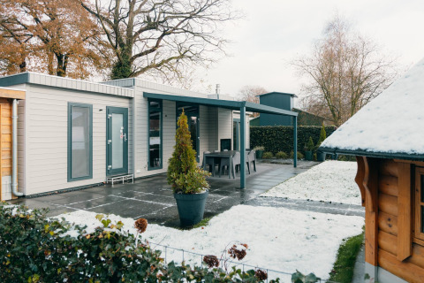 Veluwe Villa op Holiday park De Boshoek in Nederland, met sneeuw op het gazon en moderne veranda
