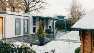 Veluwe Villa presso Holiday park De Boshoek nei Paesi Bassi con prato innevato e veranda moderna