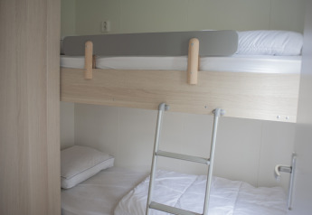 Stapelbed in een kamer van Veluwe Villa in vakantiepark De Boshoek, Nederland, eenvoudig en modern.