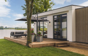 Moderne lodge Villa Maritiem ved MarinaPark Bad Nederrijn i Holland med terrasse og udsigt over vandet.