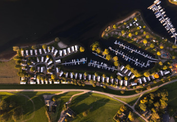 Luchtfoto van Villa Maritiem in MarinaPark Bad Nederrijn, Nederland, met lodges en boten aan het water.