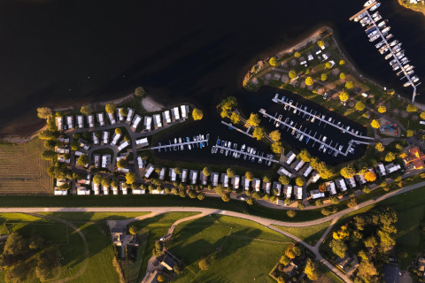 Vue aérienne de Villa Maritiem au MarinaPark Bad Nederrijn aux Pays-Bas, montrant lodges et bateaux.