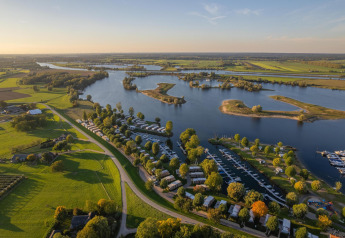 Vista aérea de Villa Maritiem en MarinaPark Bad Nederrijn, Países Bajos, con lago y puerto deportivo.
