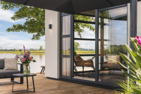 Udsigt over en hyggelig terrasse ved Villa Maritiem i MarinaPark Bad Nederrijn, Holland, med flod og natur.