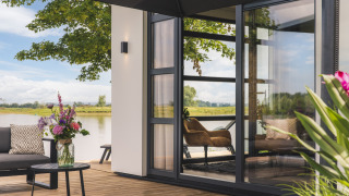 Zicht op het gezellige terras van Villa Maritiem in MarinaPark Bad Nederrijn, Nederland, aan het water.