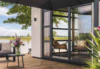 Vista su una terrazza accogliente a Villa Maritiem nel MarinaPark Bad Nederrijn, Paesi Bassi, accanto al fiume.