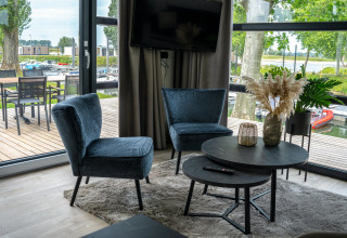 Sala moderna en Villa Maritiem, MarinaPark Bad Nederrijn, con vista al puerto deportivo y decoración acogedora.