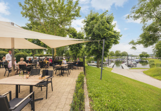 Terraza al aire libre en Villa Maritiem, MarinaPark Bad Nederrijn con vistas a barcos en los Países Bajos.