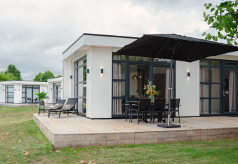 Moderne Villa Maritiem lodge bij MarinaPark Bad Nederrijn in Nederland, met terras en tuinmeubilair.