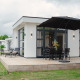 Moderno lodge Villa Maritiem en MarinaPark Bad Nederrijn, Países Bajos, con terraza y muebles de jardín.