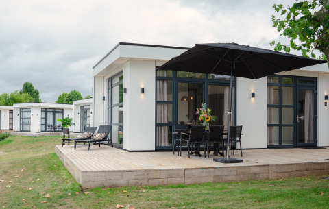 Moderno lodge Villa Maritiem al MarinaPark Bad Nederrijn nei Paesi Bassi, con terrazza e arredi da giardino.