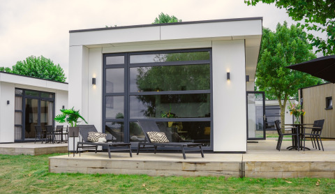 Moderno lodge Villa Maritiem al MarinaPark Bad Nederrijn nei Paesi Bassi, con terrazza e lettini.