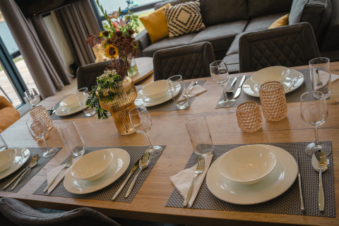 Tavolo da pranzo elegantemente apparecchiato nel soggiorno di Villa Maritiem a MarinaPark Bad Nederrijn, Paesi Bassi.