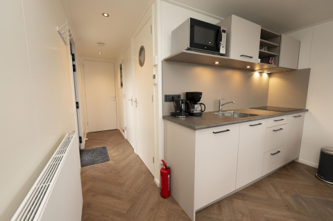 Angolo cottura moderno sulla Houseboat Offingawier a Welcome In - Friesland, Paesi Bassi, con elettrodomestici.