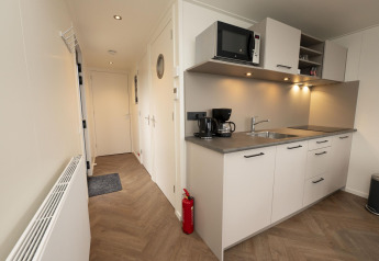 Moderne keuken op Houseboat Offingawier bij Welcome In - Friesland, Nederland, met apparatuur in beeld.