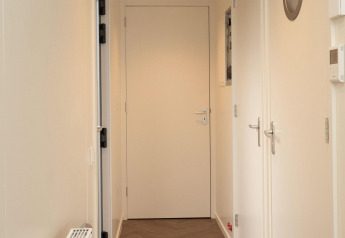 Corridoio interno della Houseboat Offingawier con pareti e porte bianche, fotografato a Welcome In - Friesland.