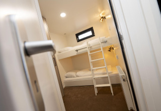 Habitación moderna con literas y escalera en Houseboat Offingawier de Welcome In - Friesland, Países Bajos.