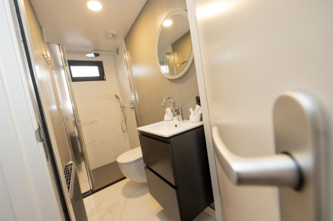 Moderne badkamer op Houseboat Offingawier bij Welcome In - Friesland met douche, toilet en wastafel in Nederland.