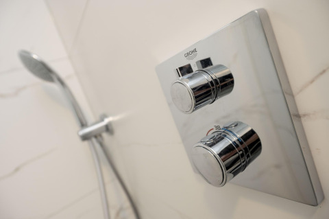 Moderne douchebediening en handdouche op Houseboat Offingawier bij Welcome In - Friesland, Nederland.