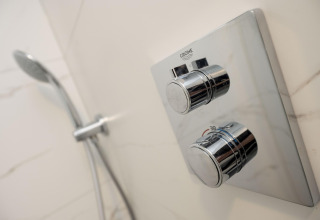 Moderno control de ducha y rociador en Houseboat Offingawier de Welcome In - Friesland, Países Bajos.