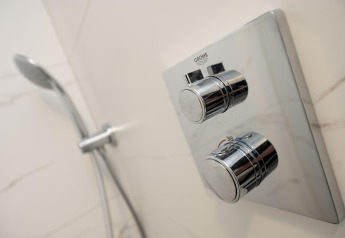 Moderne douchekraan en handdouche op Houseboat Offingawier bij Welcome In - Friesland, Nederland.