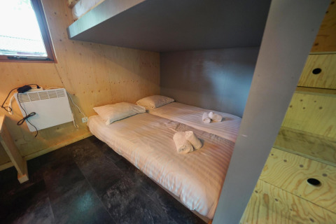 Interior de cabina moderna con literas y paredes de madera en Forest Lodge, Het Amsterdamse Bos, Países Bajos.