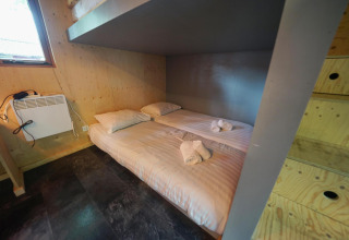 Interior de cabina moderna con literas y paredes de madera en Forest Lodge, Het Amsterdamse Bos, Países Bajos.