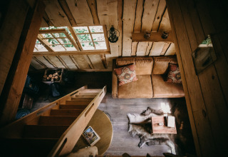 Vista desde arriba del interior acogedor en la casa del árbol de Cosy Cabins en el bosque de Limburgo, Bélgica.