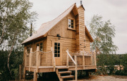 Cabaña de madera Tree House 1 en Cosy Cabins en el bosque de Limburg, Bélgica, con un diseño acogedor.