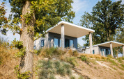 Cabañas modernas junto a la playa rodeadas de naturaleza en Vakantiepark Leukermeer, Países Bajos.