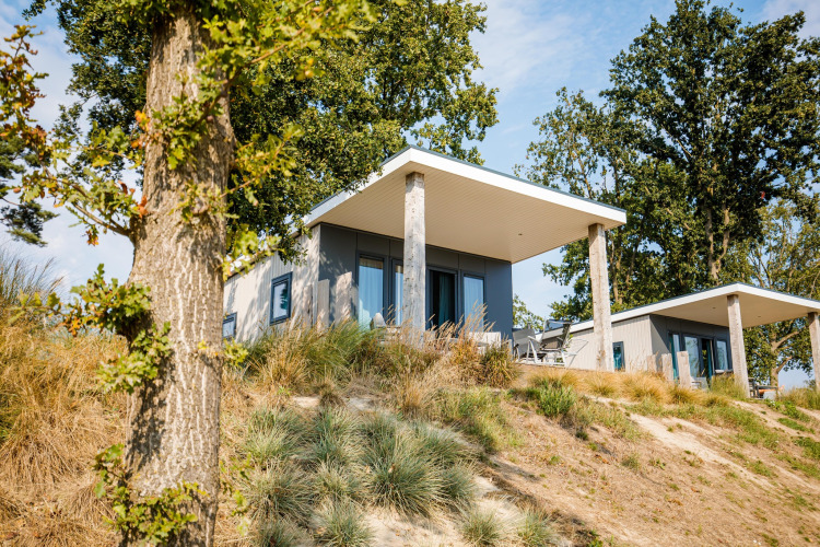 Cabañas modernas junto a la playa rodeadas de naturaleza en Vakantiepark Leukermeer, Países Bajos.