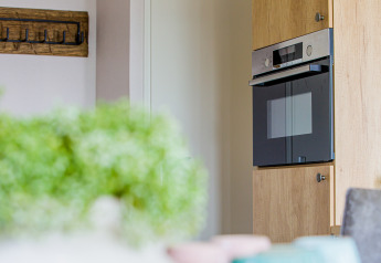 Moderne Einbauofen mit Holzverkleidung in einer Beach Lodge im Vakantiepark Leukermeer, Niederlande.