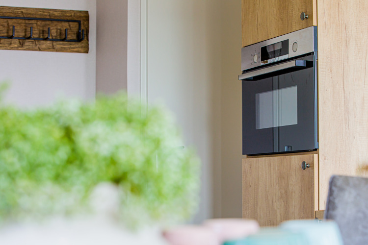 Horno empotrado moderno con acabado de madera en Beach Lodge en Vakantiepark Leukermeer, Países Bajos.