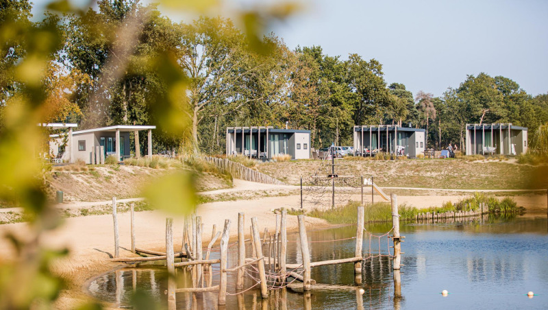 Cabañas de playa modernas junto al lago, con playa de arena y área de juegos en Vakantiepark Leukermeer, Países Bajos.
