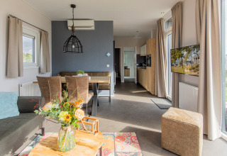 Moderne stue i Beach lodge | Island, Vakantiepark Leukermeer, Holland, med lyse nuancer og stor vindue.