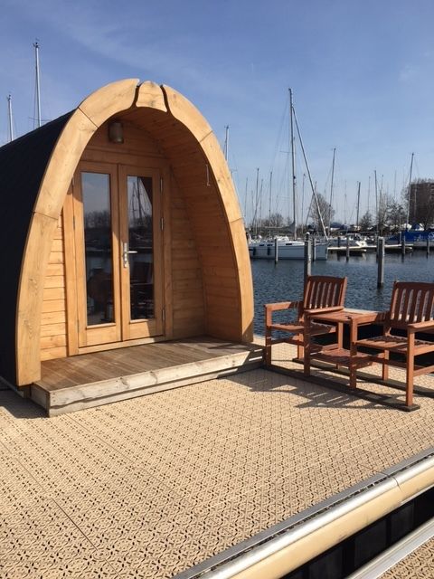 Tiny house Water bubbles a Marina Parcs Almere, Paesi Bassi, con terrazza e vista sul porto turistico.