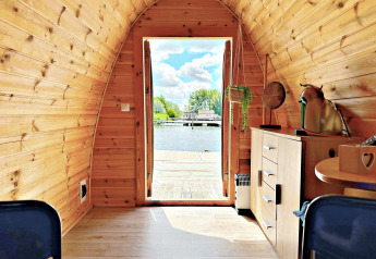 Vista interna di una tiny house chiamata Water Bubbles a Marina Parcs Almere, Paesi Bassi, fronte acqua.