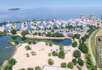 Vista aerea di Marina Parcs Almere nei Paesi Bassi con spiaggia, tiny house e bubble d'acqua.