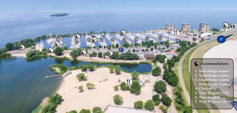 Vista aerea di Marina Parcs Almere nei Paesi Bassi con spiaggia, tiny house e bubble d'acqua.