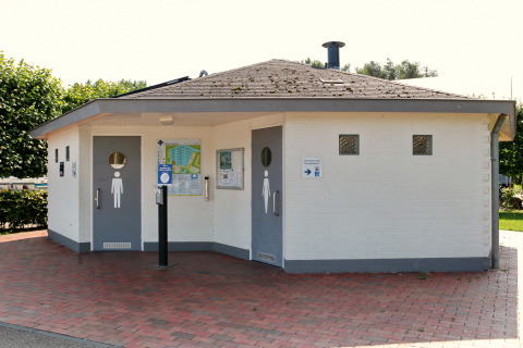 Öffentliche Toilettenanlage bei Tiny wagons, Marina Parcs Naarden, Niederlande, mit getrennten Zugängen.