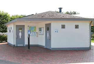 Toiletgebouw bij Tiny wagons, Marina Parcs Naarden in Nederland, met afzonderlijke ingangen voor mannen en vrouwen.