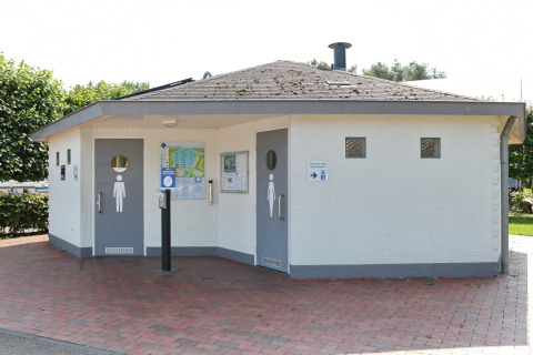 Bâtiment de toilettes publiques à Tiny wagons, Marina Parcs Naarden, Pays-Bas, entrées séparées homme et femme.