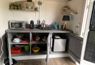 Kleine Küchenzeile im Tiny House bei Tiny wagons, Marina Parcs Naarden, Niederlande mit Geräten.